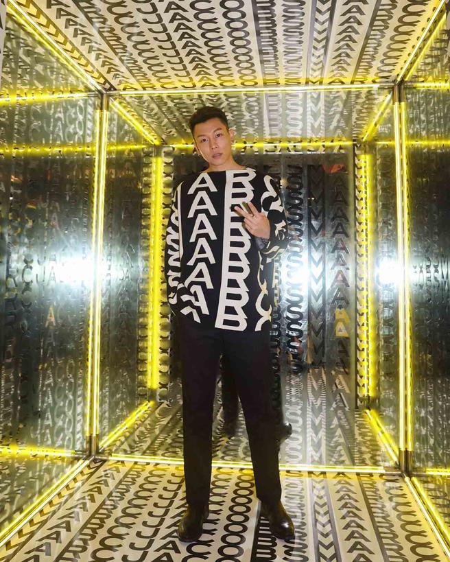 瘦子E.SＯ亲身示范时髦潮流穿搭术。（Marc Jacobs 提供）