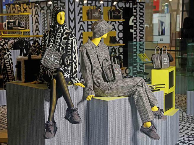 欢庆「Monogram 系列」新品上市，消费者于快闪店期间购买系列任一单品，除即赠专属纸袋外，开幕第一个周末还能享有限量瓶装咖啡，且凡拍照打卡并上传社群HashTag #MJMonogram 即可获得品牌图腾防水贴乙张。（Marc Jacobs 提供）