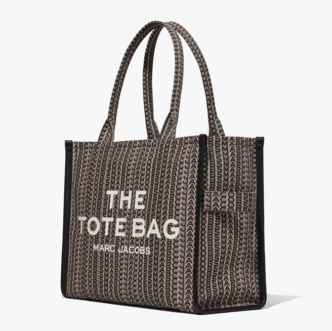 Marc Jacobs 灰黑Monogram细纹缇花帆布The Tote Bag(大) ， 1万6900元。 （Marc Jacobs 提供）