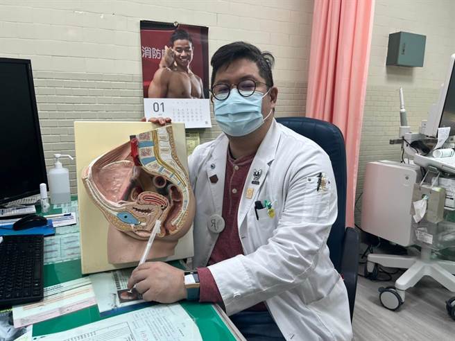 民生医院泌尿科医师卓孟德採用「膀胱内玻尿酸灌注液」和「高浓度玻尿酸阴道保湿剂」治疗法，助46岁、有乳癌病史的陈姓女子找回性生活品质，半年来无泌尿道感染症状。（高雄市立民生医院提供／袁庭尧高雄传真）