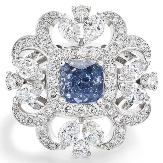 De Beers的Ellesmere Treasure蓝钻戒指，主石为 1.53 克拉枕形切割艷彩蓝钻。（De Beers提供）