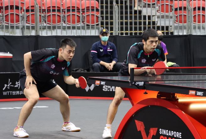 庄智渊与陈建安（左）今在WTT新加坡大满贯赛男双8强赛胜出。图为14日16强赛画面。（中央社檔案照片）