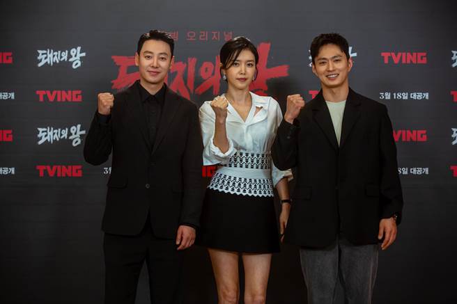 金东旭（左起）、蔡贞安、金成圭15日出席《猪猡之王》记者会。（friDay影音提供）