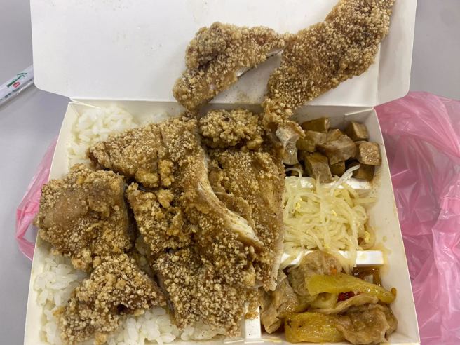 网友PO出便当菜色，抱怨全是「大地色系」，有 内行人发现亮点惊呼：这个超讚。(图/截自爆废公社)