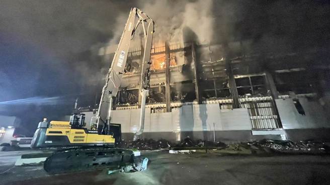 加长型抓爪已经运抵现场并组装完毕，16日将拆除高楼层外墙。（消防局提供／陈梦茹桃园传真）