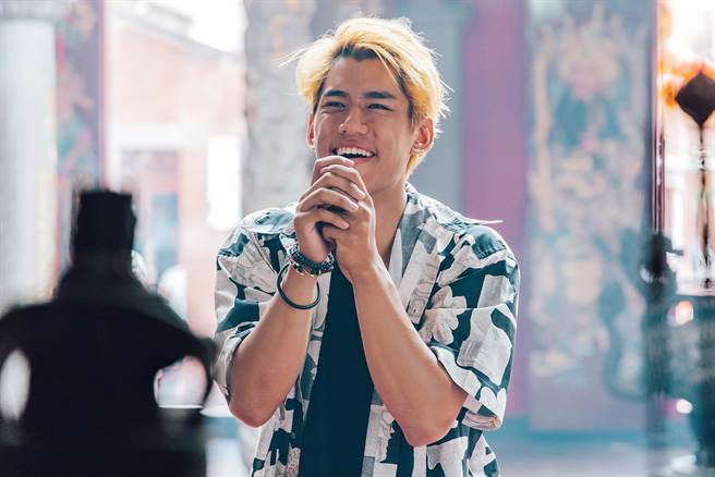 朱轩洋剧中请示明神。（公视提供）