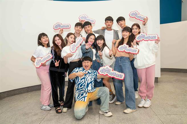 《机智校园生活》学生群齐聚一堂，与线上粉丝直播欢度白色情人节，后排左起陈彦廷、岳轩、王新凯及黄柏峰，中排左起酒令-李星鏴、王欣晨(Amanda)、王禹舒、孔令元、冯容洁、赖雅琪及郑芯恩，前排郑丰毅。(TVBS提供)