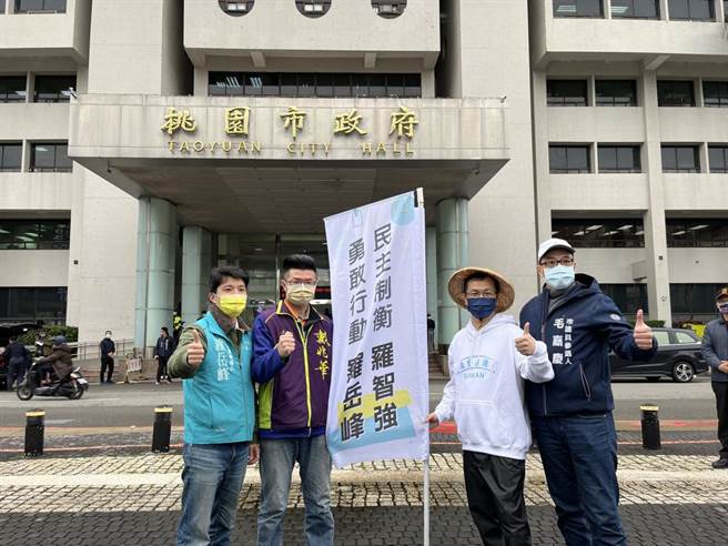 被点名有意参选下届桃园市长的台北市议员罗智强（右二），他坦言陷入天人交战，因此展开「1000公里倾听桃园之行」倾听桃园市民的想法。（资料照／陈梦茹摄）