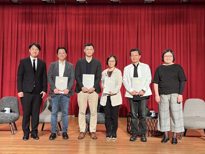 
台灣暨臺北市公共關係協會 3/15日假輔仁大學國璽廳舉辦「公關新視野趨勢論壇」。校方致贈感謝狀與主講人。（攝影/王雅芬）
