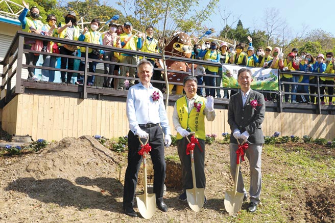 「鷲鷲的植感之森」植樹活動中，國泰慈善基金會總幹事鍾茂季（中）與台北市市長室涉外事務總監周台竹（右）、英國在台辦事處代表John Dennis（左）種下歷史樹。圖／業者提供