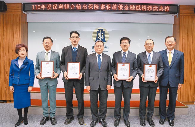 输出入银行理事主席刘佩真（左起）、玉山银行副总张纶宇、凯基银行协理林信福、财政部长苏建荣、兆丰银行总经理胡光华、中信银行副总萧志鹏及输出入银行总经理戴灯山共同与会。图／输银提供