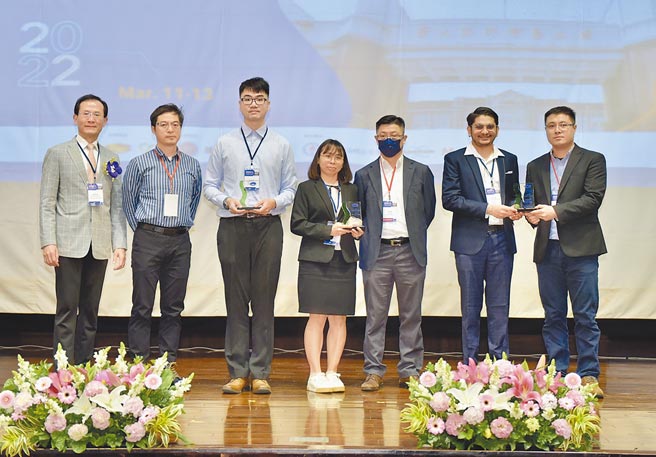 永光化学总经理陈伟望（左一）颁奖表扬绿色化学研究论文奖得奖师生。图／中国化学会提供