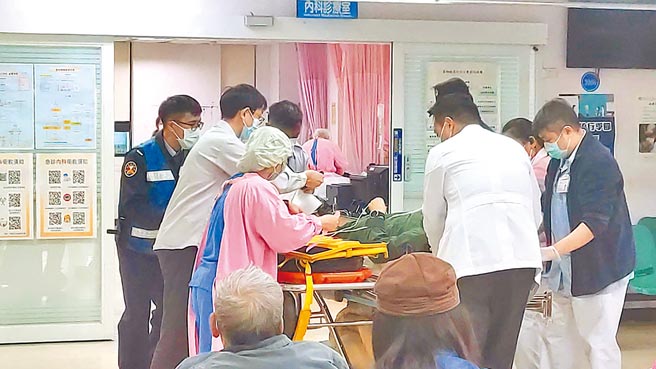 1架幻象战机14日上午坠落台东外海，飞行员黄重凯中校跳伞逃生获救，后送台东马偕医院就医。（蔡旻妤摄）