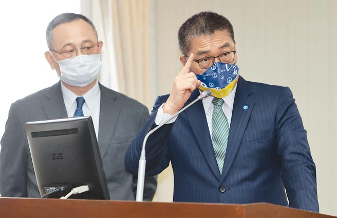 俄罗斯入侵乌克兰，引起国内讨论兵役制度，内政部长徐国勇（右）14日在立法院表示国家是大家的，他个人赞成延长兵役役期，但是这是整个国家的政策。（季志翔摄）