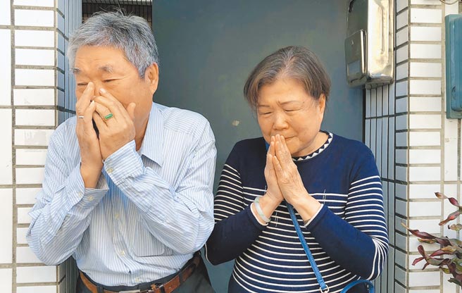 1架幻象2000单座战机14日执行战备演训任务时，在台东外海失联，中校飞官黄重凯跳伞获救，居住嘉义市、黄重凯的父母（图）听到儿子平安获救，喜极而泣。（中央社）