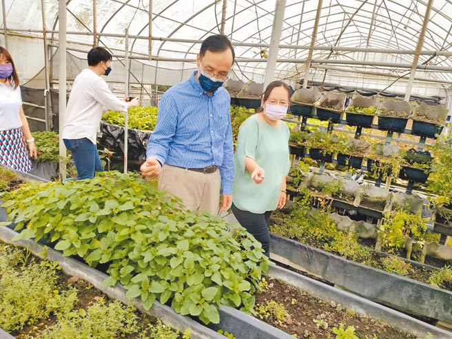 国民党主席朱立伦（前左）昨南下彰化拜会基层时，呼吁苏贞昌别再做一个只会耍嘴皮、不做事的阁揆，并转述地方乡亲说法，讥讽苏「欠电」又「没用」。（谢琼云摄）