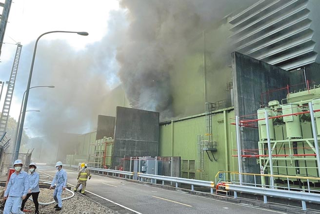 民营的新桃电厂一个发电机组发生氢气爆炸火警，消防人员进行灌救。（新竹县消防局提供／罗浚滨新竹传真）