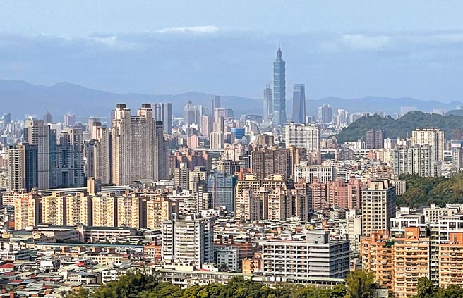 行政院会最快周四拍板《平均地权条例》、《不动产经纪业管理条例》修正草案，重罚炒作房价，违者最重可罚5000万元。图为自新北市山区望向台北市的房屋概况。（本报资料照片）