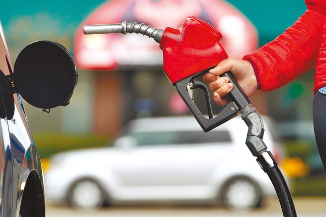 油价上涨最糟糕的情况，国发会主委龚明鑫表示，通货膨胀率将达2.5%。图为一位驾驶者准备加油。（美联社）