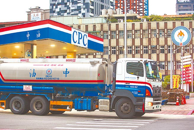 国际油价飙涨，中油为稳固民生物价，自行吸收涨幅。（邓博仁摄）