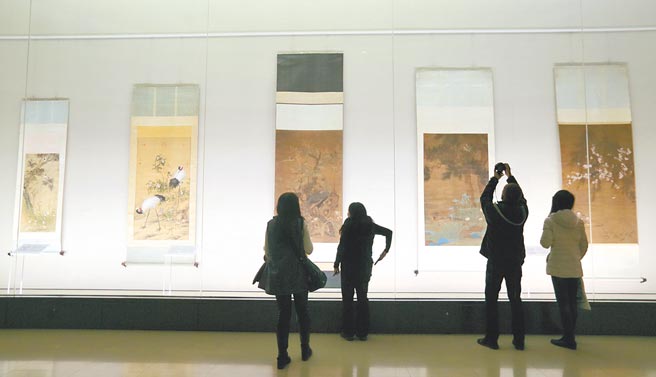 故宫院长吴密察表示，撤离文物比人的安置还要复杂，被问到文物撤离地点，他说「脑海中没有那样的地方」，并承诺最快7月提出故宫文物因应战争的疏散演练与计画送交立院。图为游客参观台北故宫典藏。（张铠乙摄）