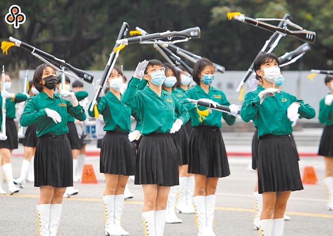 学生制服是否该绣名字及学号，引发讨论。（本报资料照片）