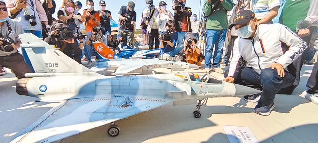 新北市长侯友宜（右前）视察后村堰遥控飞机场，看到一字排开的遥控飞机，也忍不住跟这些要价数十万元的遥控飞机拍照。（陈慰慈摄）