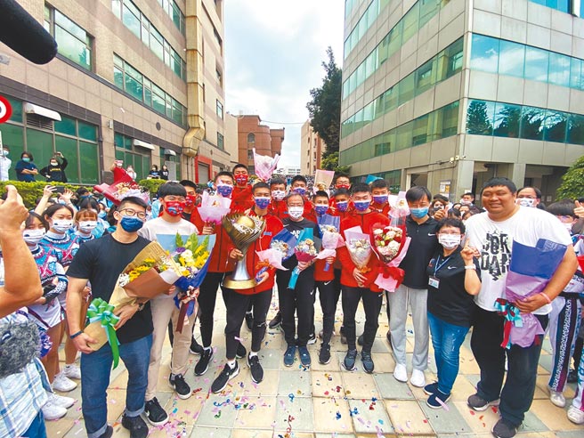 新竹市光復高中篮球队拿下光復与新竹市史上首座HBL冠军杯，队员们14日回到学校，受到全校英雄式欢迎。（陈育贤摄）