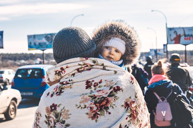 图为3月11日，俄乌衝突之下，人们在乌克兰基辅伊尔平通过人道主义通道撤离。（新华社）