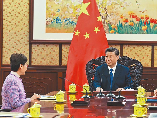 2021年12月22日，大陆国家主席习近平（右）在中南海会见香港特首林郑月娥。（新华社资料照片）