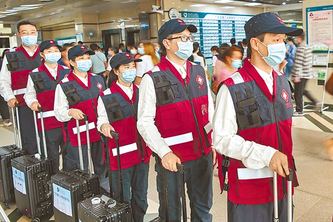 由廣東省組派的援港醫療隊共75人14日赴香港支援。香港特首林鄭月娥特別感謝大陸中央「有求必應」。（中新社）