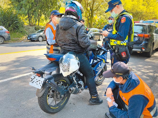 根据新北市警察局交通大队统计，2021年交通违规开单件数达239万596件，约44％民眾检举、56％为警方取缔。（新北市警察局提供／叶书宏新北传真）