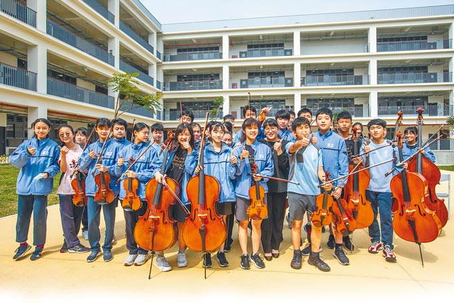 竹北市成功國中弦樂團在停電「盲奏」得特優，該校管樂團、直笛團及鋼琴五重奏也拿下特優。（羅浚濱攝）