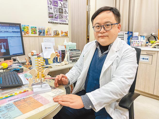 中医大新竹附设医院復建科医师何宇淳说，「梨状肌症候群」好发在长期久站、久坐、蹲坐或习惯性翘脚等姿势的人。（罗浚滨摄）
