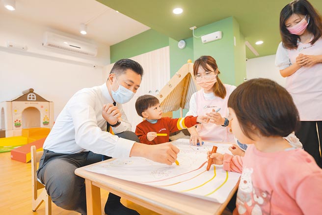 新竹市政府近年积极打造育儿友善城市，东区公共托育中心14日正式营运，1区1公托的最后1张拼图已正式完成。（陈育贤摄）