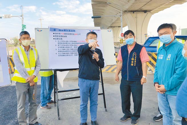 立法院副院长蔡其昌（左二）强调，四区全部工程预定明年1月完工，工期约8个月，透过设置隔音墙改善海线西滨沿线的噪音问题。（陈世宗摄）