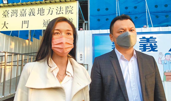 嘉义市议员戴寧（左）经地院更裁后已羁押，委任律师陈泽嘉（右）提抗告。图为戴寧日前获交保步出法院。（本报资料照片）
