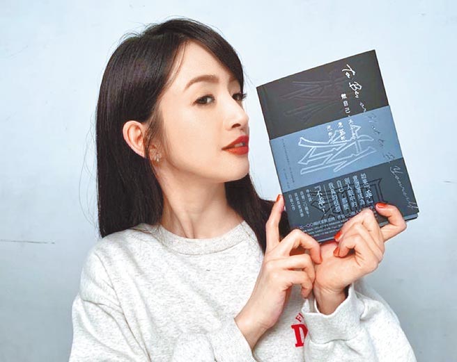 林依晨新書大賣已破5萬冊。（聯經出版社提供）