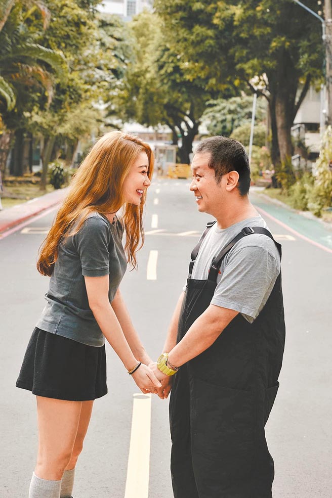 納豆女友依依在白色情人節分享兩人近期的合照。（摘自依依臉書）