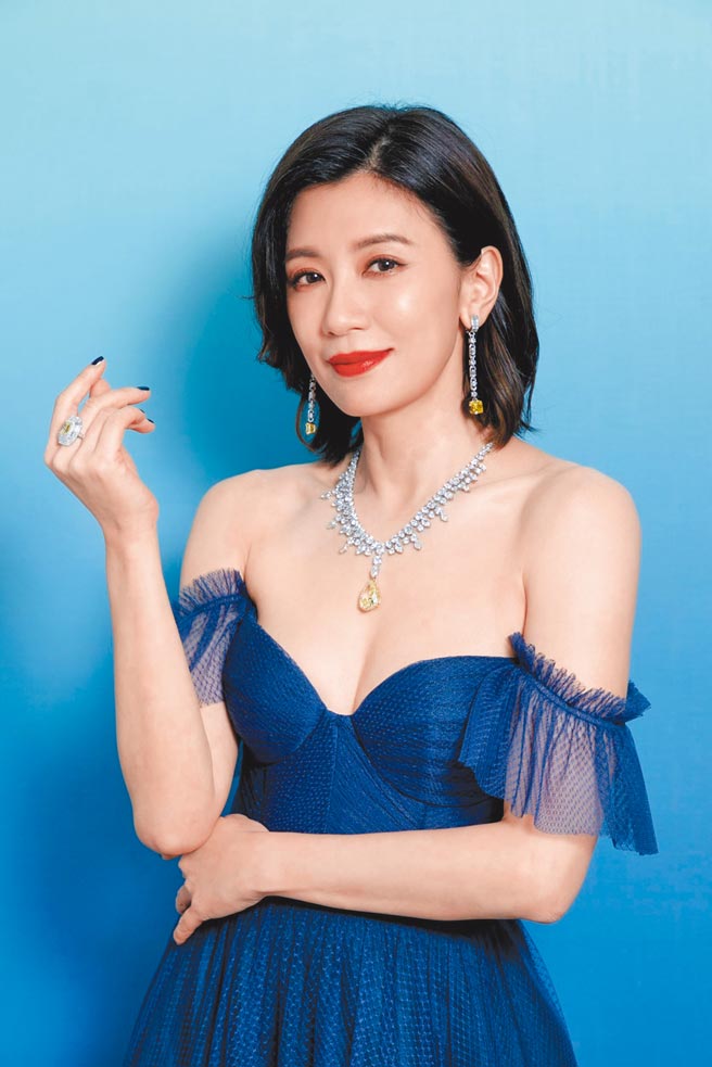 贾静雯出席Tiffany珠宝展，一袭公主风深蓝色蕾丝礼服搭配要价逾2.5亿的珠宝，风华绝代。（Tiffany & Co.提供）