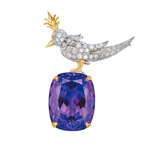 Tiffany重现珠宝艺术大师Schlumberger的石上鸟胸针，主石54.07克拉紫水晶。（Tiffany & Co.提供）
