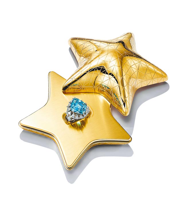 Tiffany金星形珠宝盒戒指，主石为逾11克拉不对称切割铜锂碧玺，3000万元。（Tiffany & Co.提供）