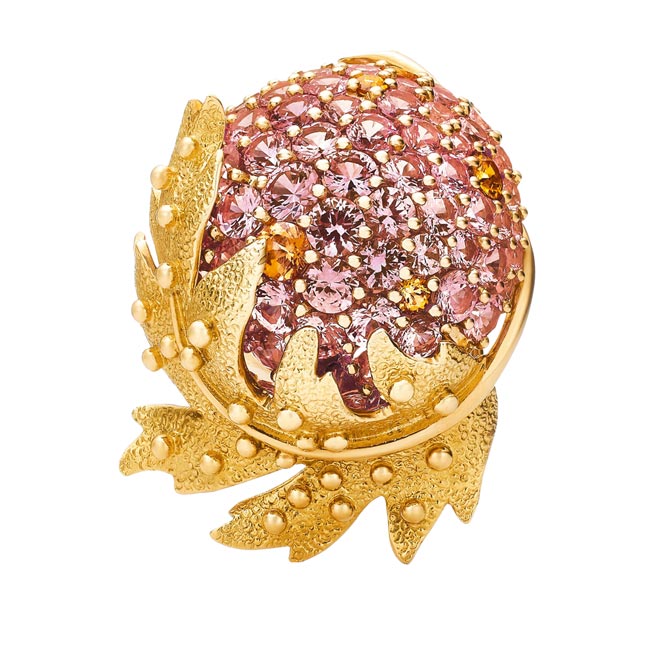 Tiffany重现艺术大师Schlumberger的果实胸针作品，逾12克拉粉红刚玉与锰铝榴石。（Tiffany & Co.提供）