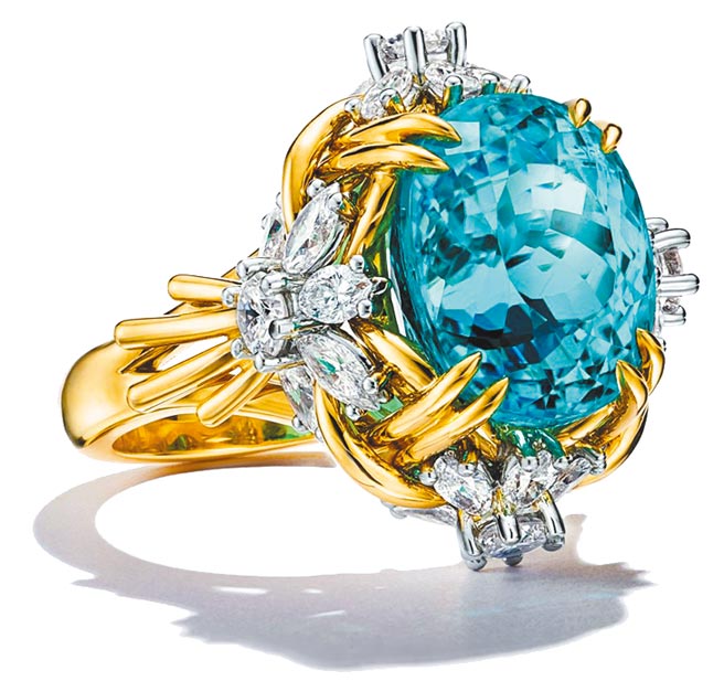 Tiffany重现艺术大师Schlumberger的花朵风戒指，主石为逾8克拉蓝色铜辉钠锂碧玺，约6000万元。（Tiffany & Co.提供）