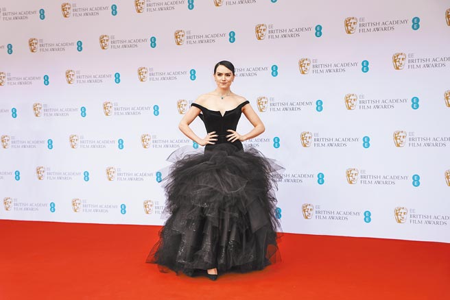 黛西蕾德莉以一身黑的Vivienne Westwood搭配有个性的黑髮造型，营造高冷个性。（美联社）