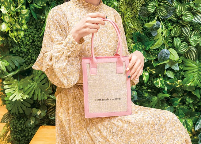 3月18日、19日HAPPY GO卡友消费单笔满1500元，可兑换「earth music & ecology Pink Lady迷你托特包」。（中坜SOGO提供）