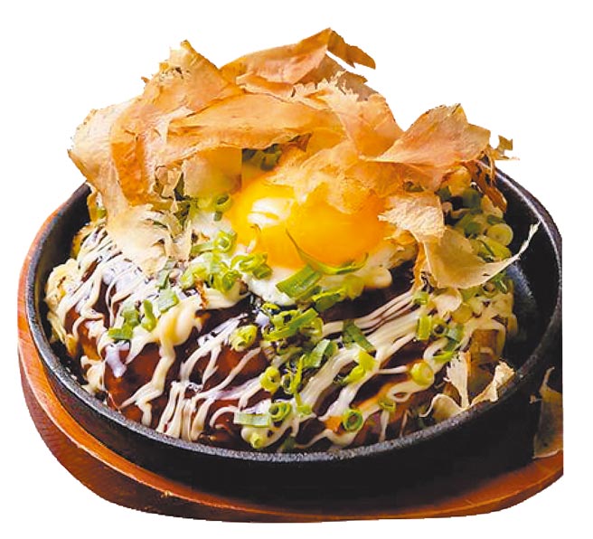 「鸣神本舖」推出关西风特制什锦烧。（中坜SOGO提供）