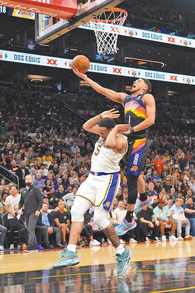 戴文布克（右）切入準備上籃，荷頓塔克只能連忙躲開。（路透）