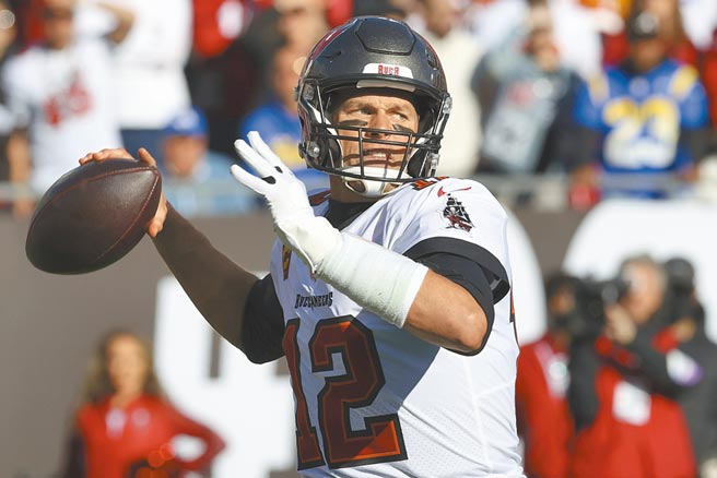 布雷迪决定帮坦帕湾海盗再拚1个球季。（美联社资料照片）