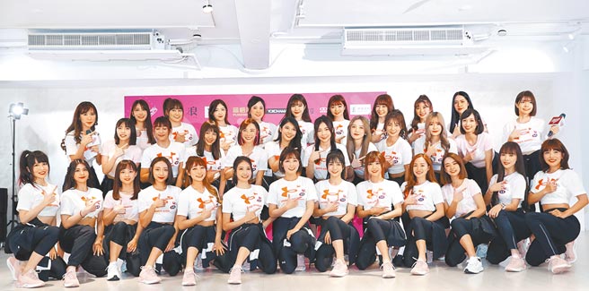 乐天女孩22位成员加上6位练习生昨天全部现身。（陈怡诚摄）